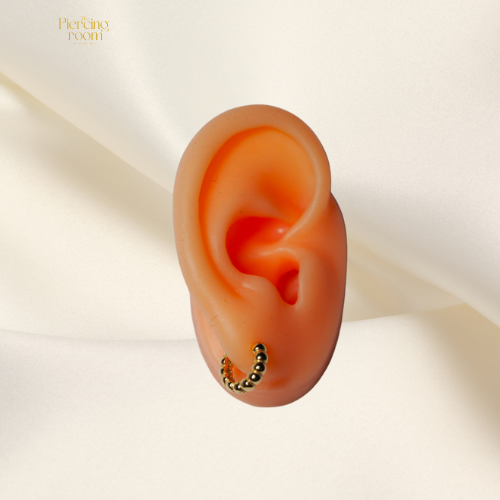 Bubble Huggie Hoops gedragen in oorlel. 925 sterling zilveren gold plated oorringen met uniek bubbeldesign, speels en elegant.