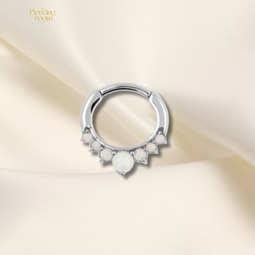 Zilverkleurige chirurgisch stalen click ring met cabochon geslepen opalen in kroonzetting. Luxe septumring met glanzende afwerking.