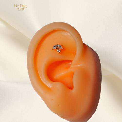 Zirconia Marquise Dangle Top in goud gedragen in helixpiercing. Threadless design met subtiele hanger en luxueuze uitstraling.