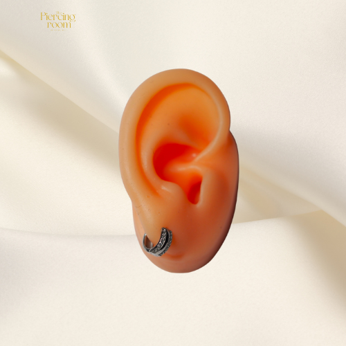 Double Row Huggie Hoops gedragen in oorlel. Zilverkleurige oorringen met dubbele rij zirconia’s, elegant en modern design.