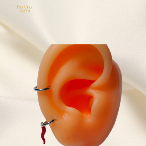 Lucky Pepper Charm bevestigd aan click ring. Rode pepervormige hanger met subtiele glans en symbolische betekenis.