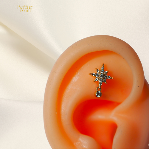 North Star Dangle Top gedragen in helixpiercing. Threadless design met sprankelende stervormige hanger, elegant en speels.