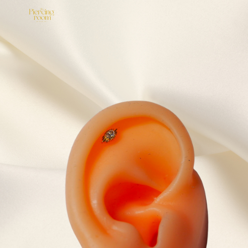 Radiant spark Top gedragen in helixpiercing. Luxe zilverkleurige top van chirurgisch staal met subtiele glans.