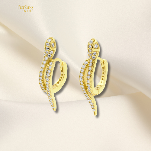Sterling zilver, gold plated huggie hoops met slangmotief en ingelegde zirconia’s. Luxe oorringen met stevige sluiting, verkocht per paar.