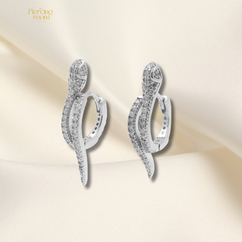 Sterling zilveren huggie hoops met slangmotief en ingelegde zirconia’s. Luxe oorringen met stevige sluiting, verkocht per paar.