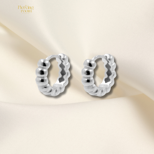 925 sterling zilveren huggie hoops met bubbeldesign. Speelse en stijlvolle oorbellen met glanzende afwerking, verkocht per paar.