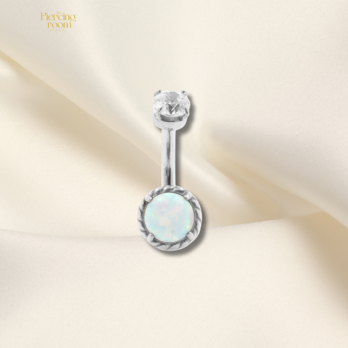 Zilverkleurige chirurgisch stalen barbell met zirconia aan de bovenzijde en witte opaal met gedraaide rand aan de onderzijde. Luxe piercing.