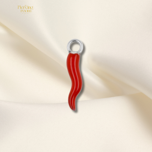 roestvrijstalen charm in rood peperdesign, geïnspireerd op het Siciliaanse cornicello-symbool voor geluk en bescherming.