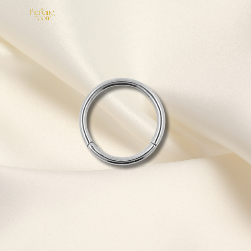 Chirurgisch stalen click ring met scharniersluiting, zilver, 6 mm diameter. Strak en tijdloos design.