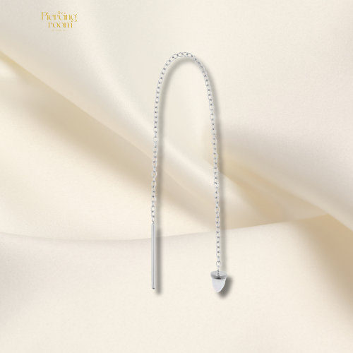 Zilverkleurige chirurgisch stalen oor threader met subtiele ketting en opaalhanger. Geschikt voor standaard oorbelgaatjes van 0,8 mm.