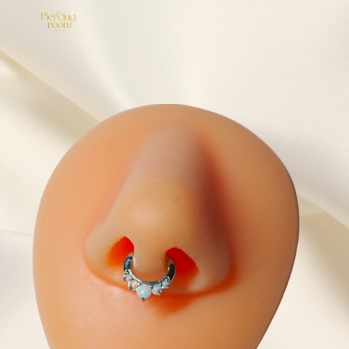 Classic Opal Crown Clicker gedragen in septumpiercing. Luxe zilverkleurige ring met cabochon opalen en chique uitstraling.