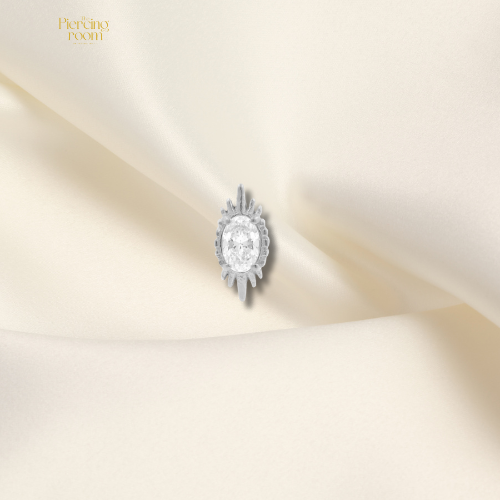 Zilverkleurige threadless top van chirurgisch staal met verfijnd zonvormig design. Luxe en tijdloos sieraad voor helix of lobe piercing.