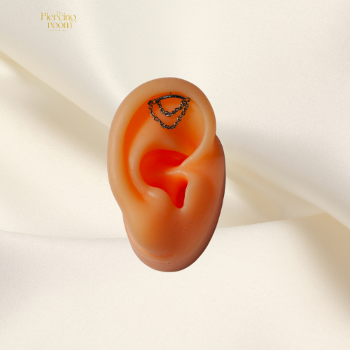 Dual Chain Hidden Helix piercing van titanium, zilverkleurig met dubbele ketting. Geplaatst in het oor als stijlvolle helix piercing.