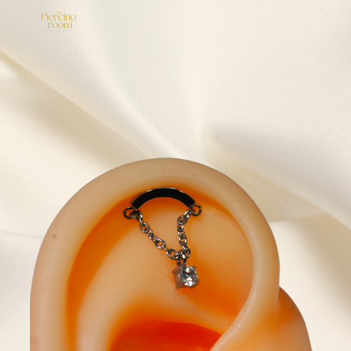 Zilveren Crystal Drop Hidden Helix piercing van titanium, met ketting en zirconia hanger. Gedragen in het oor als stijlvolle helix piercing.