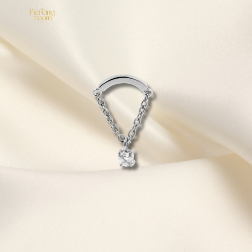 Crystal Drop Hidden Helix piercing van titanium in zilverkleur. Voorzien van ketting met solitaire zirconia hanger. Geleverd als complete set.