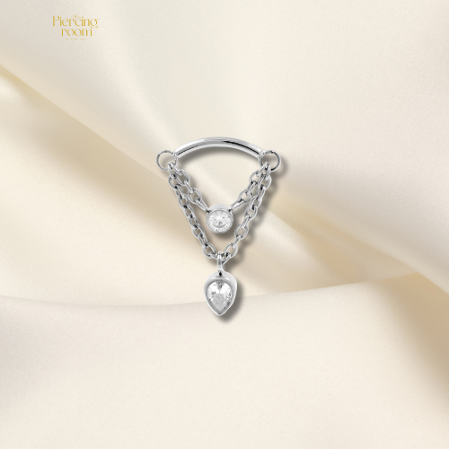 Zilveren Dual Chain Teardrop Hidden Helix piercing van titanium. Voorzien van dubbele ketting met ronde zirconia en druppelvormige hanger.