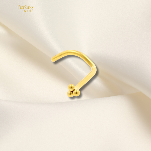 Triple Bead Nose Stud van titanium met gouden P.V.D. coating. Minimalistisch design met drie bolletjes, geschikt voor neuspiercings van 0,8 mm.