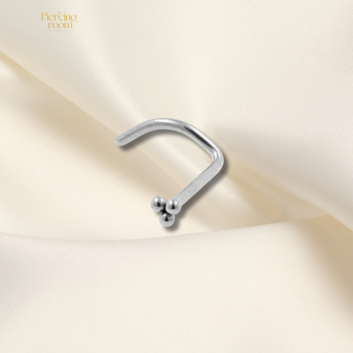 Triple Bead Nose Stud in zilverkleurig titanium. Minimalistisch piercingdesign met drie kleine bolletjes, geschikt voor 0,8 mm neuspiercings.
