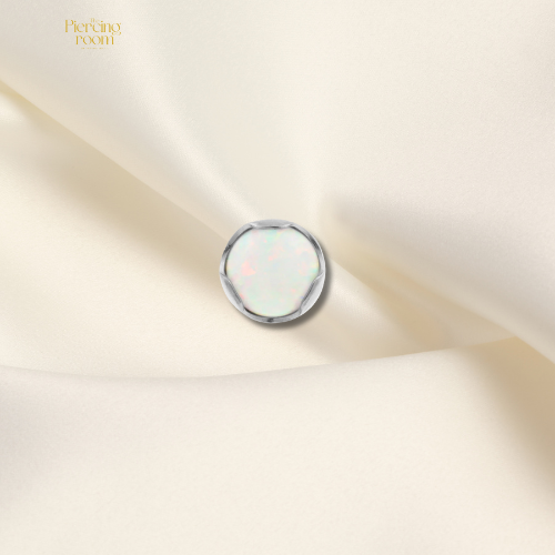 Titanium threadless top met witte synthetische opaal van 3 mm in gladde bezelzetting. Luxe en minimalistisch design.