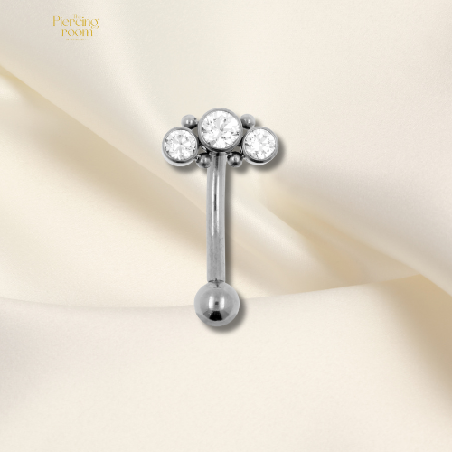 Zilverkleurige titanium barbell van 8 mm met drie zirconia’s (3 mm en 2 mm). Geschikt voor rookpiercings of wenkbrauwpiercings.
