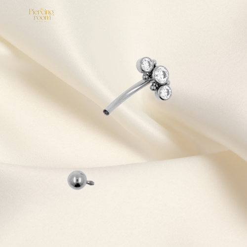 Zilverkleurige titanium barbell van 8 mm met drie zirconia’s (3 mm en 2 mm). Geschikt voor rookpiercings of wenkbrauwpiercings.